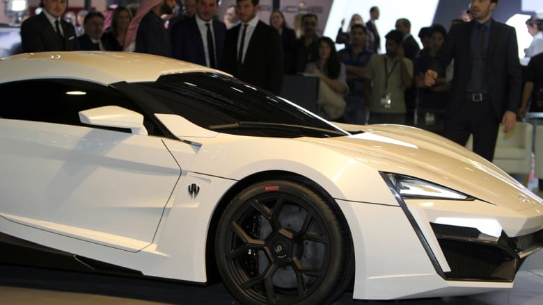 سيارة "lykan hypersport" الفريدة من نوعها هبط بها النجم فان ديزل من أعلى ناطحة سحاب، كما ظهر في الإعلان الترويجي للفيلم. سيارة "lykan hypersport" الفريدة من نوعها هبط بها النجم فان ديزل من أعلى ناطحة سحاب، كما ظهر في الإعلان الترويجي للفيلم.