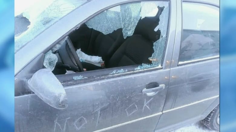 طردت من المدرسة لإبلاغ الإدارة بأنها ستتأخر بعد تدمير شخص لسيارتها