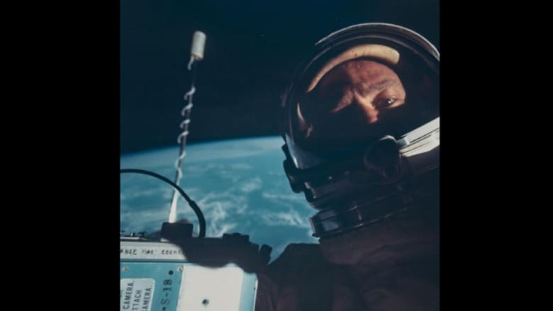 أول صورة سيلفي في الفضاء التقطت أثناء بعثة جيمني 12 في نوفمبر/تشرين الثاني 1966 أول صورة سيلفي في الفضاء التقطت أثناء بعثة جيمني 12 في نوفمبر/تشرين الثاني 1966