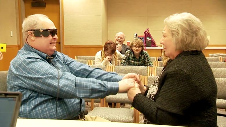 شاهد لحظة رؤية رجل أعمى لزوجته لأول مرة منذ عقد