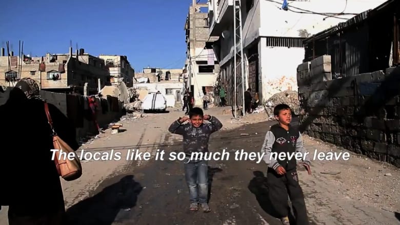 دخل متخفيا إلى غزة ونقل للعالم معاناة الفلسطينيين على جدران المنازل المهدمة