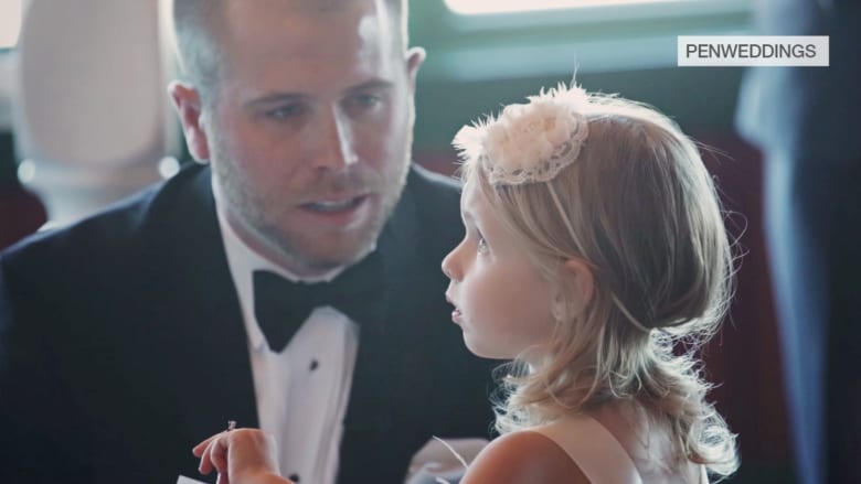 فيديو أبكى الكثيرين.. رجل يقرأ النذور لابنة زوجته في حفل زفافه
