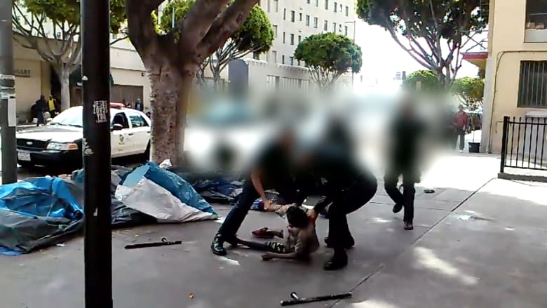 فيديو صادم.. شرطة لوس أنجلوس تطلق النار خمس مرات على شخص بعد صعقه
