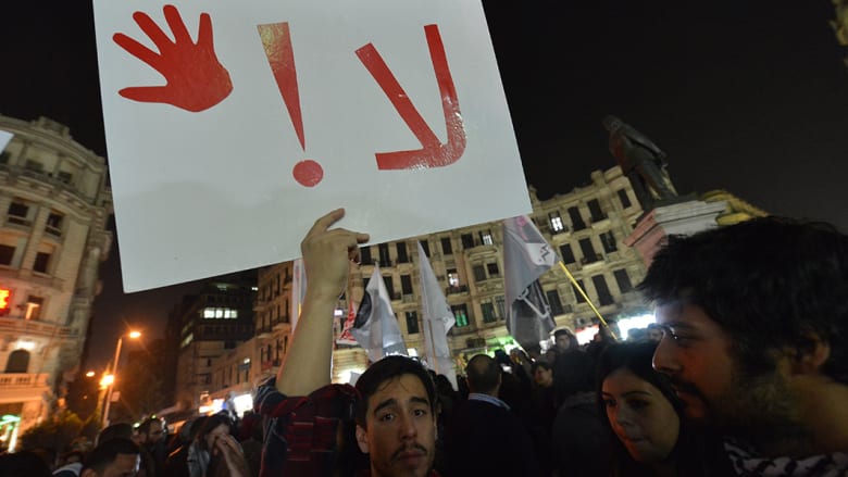 شاب مصري يحمل لافتة كتبت عليها كلمة "لا" شاب مصري يحمل لافتة كتبت عليها كلمة "لا"