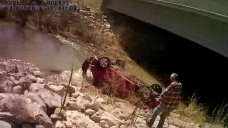  بالفيديو.. شاهد انتشال طفلة حية بعد ساعات من غرق  سيارة في النهر
