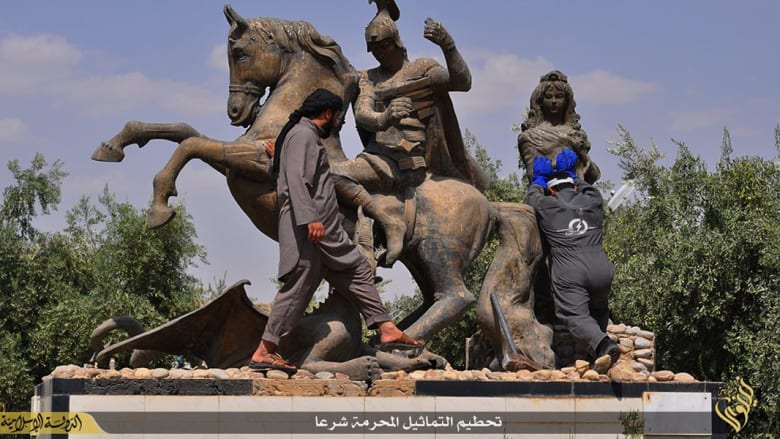 بالصور.. داعش بحملة لنزع الصلبان عن الكنائس و"إزالة مظاهر الشرك" بالصور.. داعش بحملة لنزع الصلبان عن الكنائس و"إزالة مظاهر الشرك"
