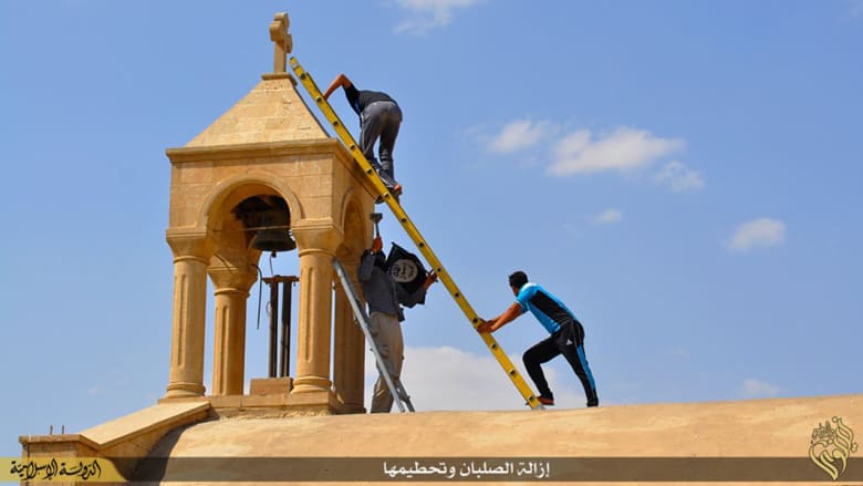 بالصور.. داعش بحملة لنزع الصلبان عن الكنائس و"إزالة مظاهر الشرك" بالصور.. داعش بحملة لنزع الصلبان عن الكنائس و"إزالة مظاهر الشرك"