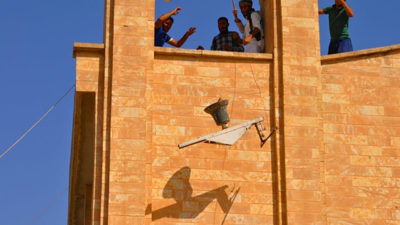 بالصور.. داعش بحملة لنزع الصلبان عن الكنائس و"إزالة مظاهر الشرك" بالصور.. داعش بحملة لنزع الصلبان عن الكنائس و"إزالة مظاهر الشرك"