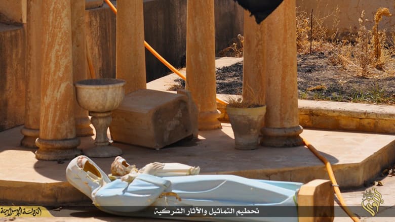 بالصور.. داعش بحملة لنزع الصلبان عن الكنائس و"إزالة مظاهر الشرك" بالصور.. داعش بحملة لنزع الصلبان عن الكنائس و"إزالة مظاهر الشرك"
