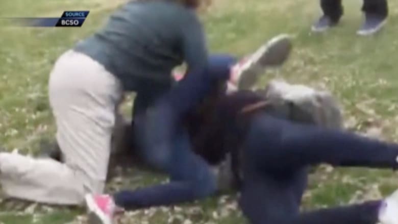 بالفيديو.. مشاجرة بين طالبتين تنتهي باعتقال والدة إحداهما