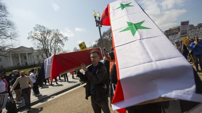 بالصور.. مئات المتظاهرين يحملون نعوشاً بأعلام عربية أمام البيت الأبيض بالصور.. مئات المتظاهرين يحملون نعوشاً بأعلام عربية أمام البيت الأبيض