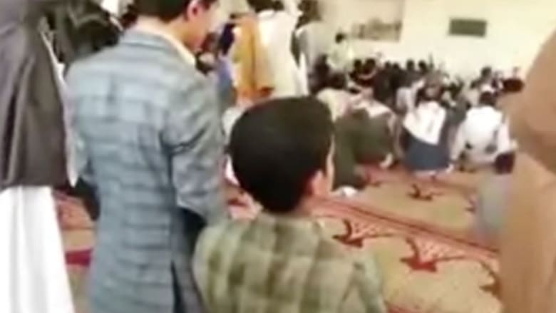 بالفيديو.. لحظة تفجير انتحاري نفسه في مسجد بصنعاء