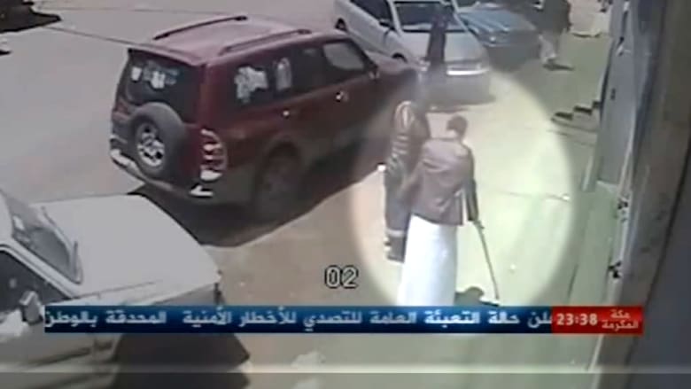 بالفيديو: لقطات جديدة تظهر انتحاري اليمن متنكرا كمعوّق بطريقه للمسجد