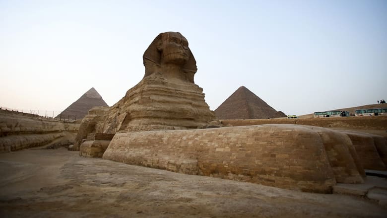 من أسوأ ما يفعله السياح.. فيلم إباحي أمام معالم مصرية