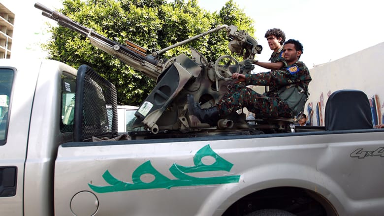 عنصران من الحوثيين يحرسان نقطة تفتيش في صنعاء. عنصران من الحوثيين يحرسان نقطة تفتيش في صنعاء.