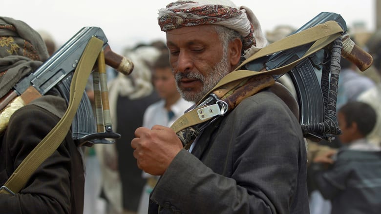 مسن من مؤيدي الحوثي يشارك في تجمع للحوثيين. مسن من مؤيدي الحوثي يشارك في تجمع للحوثيين.