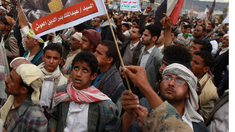 يمنيون في مظاهرة مؤيدة لعبدالملك الحوثي في صنعاء، بعد بدء غارات "عاصفة الحزم" 26 مارس/ آذار يمنيون في مظاهرة مؤيدة لعبدالملك الحوثي في صنعاء، بعد بدء غارات "عاصفة الحزم" 26 مارس/ آذار