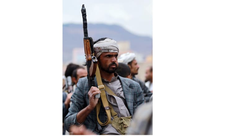 أحد رجال القبائل اليمنية من الموالين للحوثي في مظاهرة تأييد بعد عاصفة الحزم ، 26 مارس/ آذار 2015 أحد رجال القبائل اليمنية من الموالين للحوثي في مظاهرة تأييد بعد عاصفة الحزم ، 26 مارس/ آذار 2015
