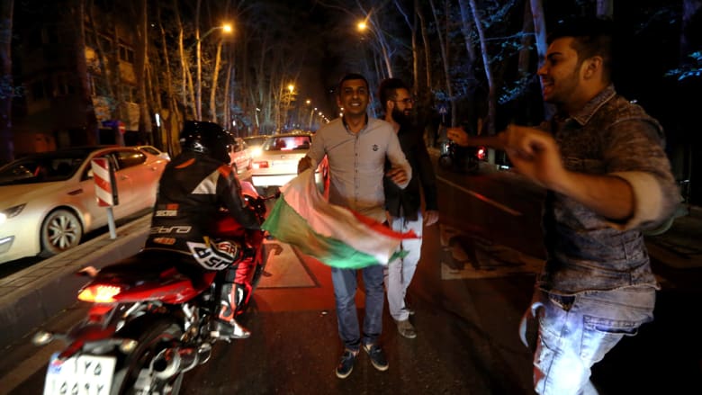 بالصور.. احتفالات الإيرانيين بالاتفاق المبدئي بالملف النووي بين طهران والغرب بالصور.. احتفالات الإيرانيين بالاتفاق المبدئي بالملف النووي بين طهران والغرب