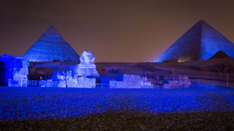 بالصور.. ما سر اللون الأزرق الذي يكسو أبو الهول وأهرامات الجيزة بمصر؟ بالصور.. ما سر اللون الأزرق الذي يكسو أبو الهول وأهرامات الجيزة بمصر؟