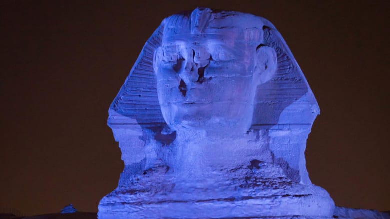 بالصور.. ما سر اللون الأزرق الذي يكسو أبو الهول وأهرامات الجيزة بمصر؟ بالصور.. ما سر اللون الأزرق الذي يكسو أبو الهول وأهرامات الجيزة بمصر؟