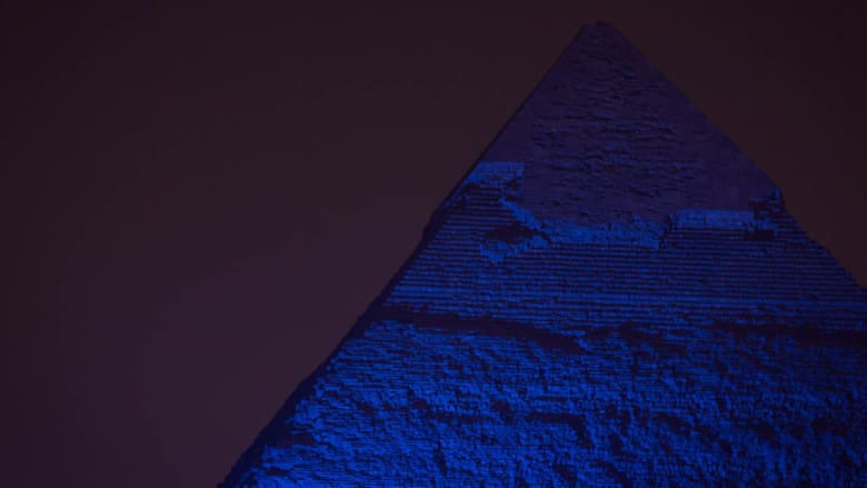 بالصور.. ما سر اللون الأزرق الذي يكسو أبو الهول وأهرامات الجيزة بمصر؟ بالصور.. ما سر اللون الأزرق الذي يكسو أبو الهول وأهرامات الجيزة بمصر؟