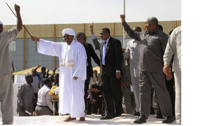 الرئيس السوداني عمر حسن البشير، لدى عودته من قمة شرم الشيخ إلى مطار الخرطوم، حيث أعلن إرسال قوات برية وطائرات للمشاركة في تحالف "عاصفة الحزم" الذي تقوده السعودية 29 مارس/ آذار 2015 الرئيس السوداني عمر حسن البشير، لدى عودته من قمة شرم الشيخ إلى مطار الخرطوم، حيث أعلن إرسال قوات برية وطائرات للمشاركة في تحالف "عاصفة الحزم" الذي تقوده السعودية 29 مارس/ آذار 2015