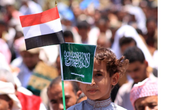 طفل بين المتظاهرين في تعز يرفع العلمين السعودي واليمني، 27 مارس/ آذار 2015 طفل بين المتظاهرين في تعز يرفع العلمين السعودي واليمني، 27 مارس/ آذار 2015