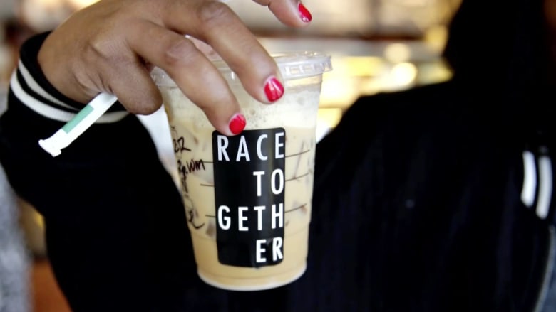 شاهد: فنجان قهوة من ستاربكس يفتح معركة حول العنصرية بأمريكا