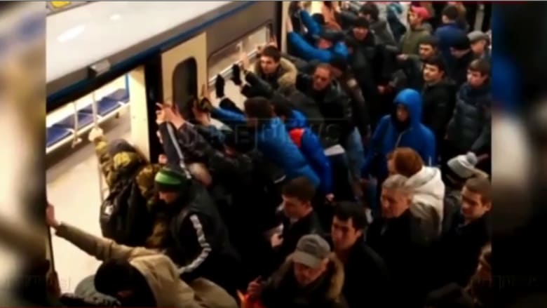 مقطع غير اعتيادي.. عشرات الركاب يحركون قطارا بأيديهم لإنقاذ عجوز عالقة