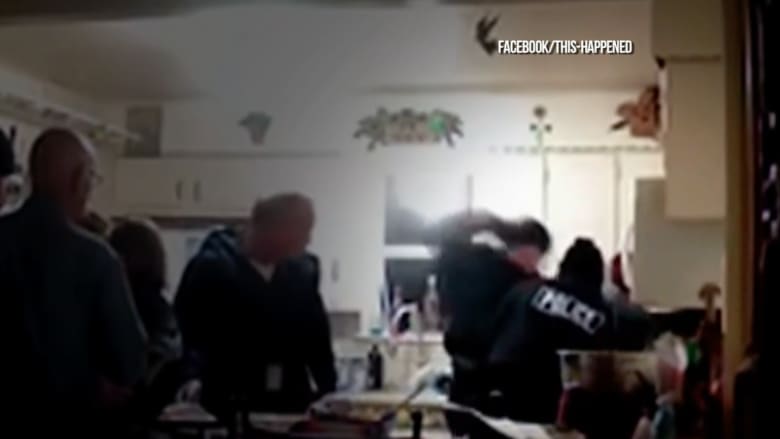 بالفيديو.. عناصر من الشرطة الأمريكية تضرب امرأة حامل بالشهر التاسع
