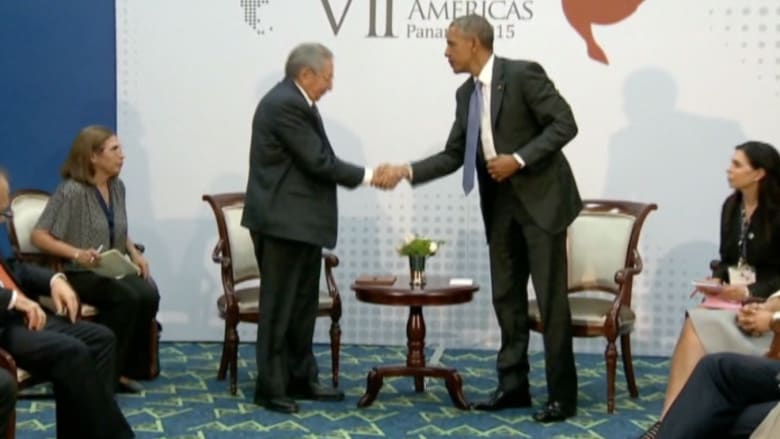 بالفيديو.. قمة تاريخية تجمع أوباما وكاسترو في بنما