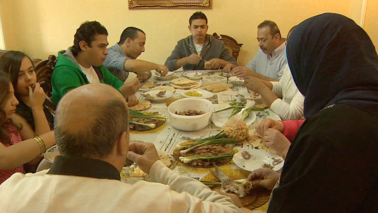 شاهد بالفيديو.. ما هو الفسيخ؟ ولماذا يتناوله المصريون في شم النسيم؟