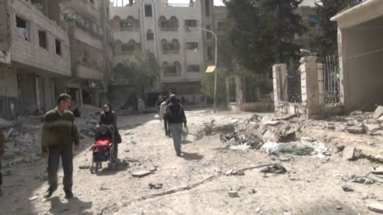 بالفيديو.. سكان مخيم اليرموك بين فكي كماشة النظام وداعش