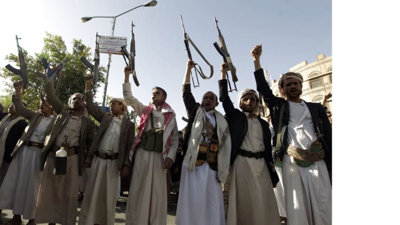 رجال قبائل مؤيدون للحوثي يرفعون السلاح في تظاهرة تندد بعاصفة الحزم بصعناء 16 أبريل/ نيسان 2015 رجال قبائل مؤيدون للحوثي يرفعون السلاح في تظاهرة تندد بعاصفة الحزم بصعناء 16 أبريل/ نيسان 2015