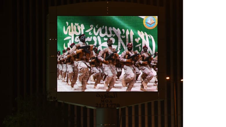 الجيش والعلم السعودي على الشاشة الإعلانية بالرياض الجيش والعلم السعودي على الشاشة الإعلانية بالرياض
