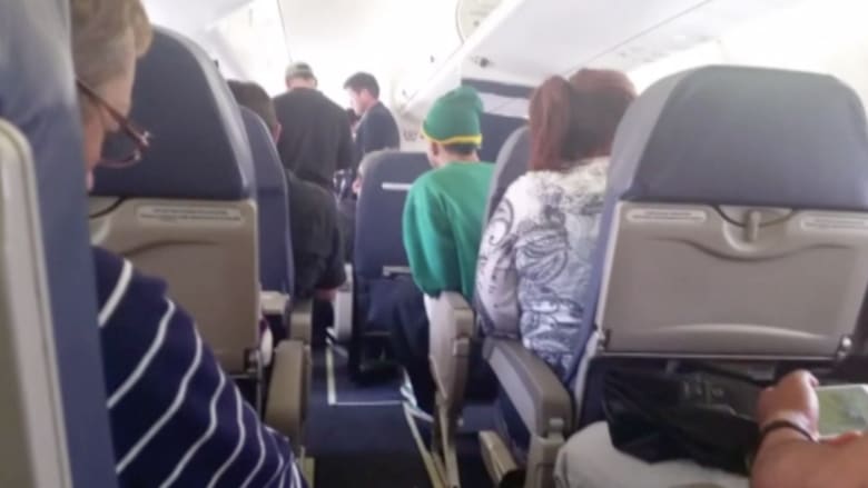 بالفيديو.. ركاب عالقون داخل مقصورة طائرة لساعات في كولورادو