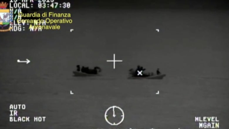 بالفيديو.. المشاهد الأولية لعمليات خفر السواحل الإيطالي إنقاذ مهاجرين غرقت سفينتهم في المتوسط