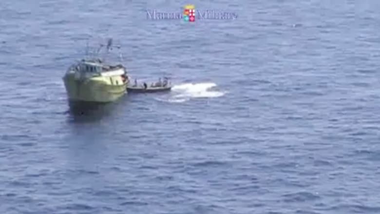 بالفيديو.. لحظة انقاذ البحرية الإيطالية مئات المهاجرين في عرض البحر