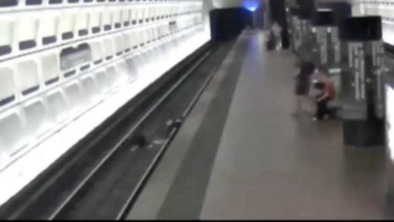 بالفيديو.. شاهد لحظة إنقاذ رجل مقعد علق على سكة القطار