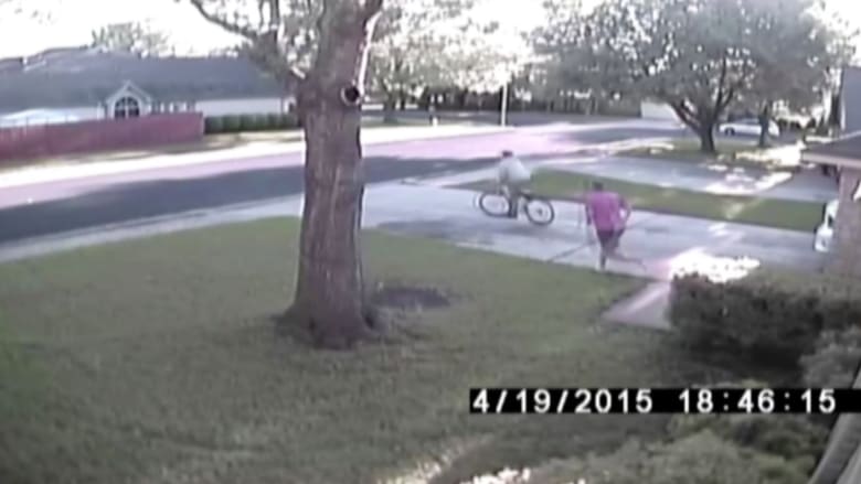 بالفيديو.. أب يسترجع دراجة ابنته من لص.. وتمساح يتجول بحديقة منزل