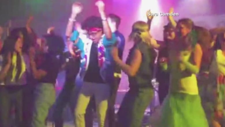 بالفيديو.. لحظة انهيار مسرح بعشرات الطلاب أثناء عرض غنائي