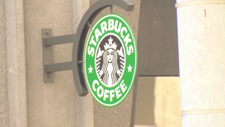 الملايين يتكدسون لنيل قهوة مجانية من ستاربكس بعد تعطل صناديق القبض