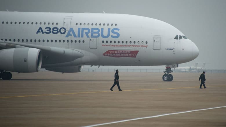 احتفلت طائرة A380 بعيدها العاشر، إذ انطلقت الطائرة الأولى من جيل هذه الطائرات في 27 أبريل/ نيسان 2005، وتعتبر الطائرة الأكبر في نقل المسافرين. احتفلت طائرة A380 بعيدها العاشر، إذ انطلقت الطائرة الأولى من جيل هذه الطائرات في 27 أبريل/ نيسان 2005، وتعتبر الطائرة الأكبر في نقل المسافرين.