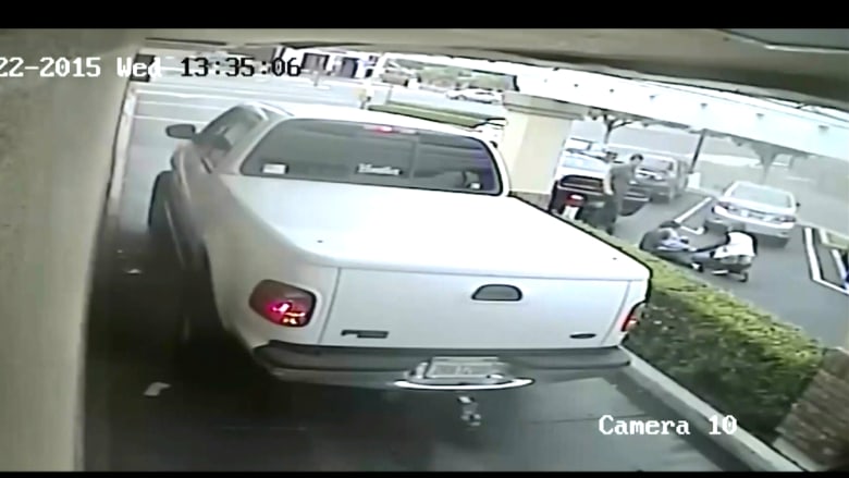 بالفيديو.. سائق جبان يصدم امرأة مسنة بسيارته.. ويفر هاربا دون مساعدتها
