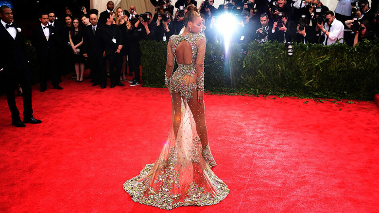بالفيديو.. نجوم على السجادة الحمراء في Met Gala 
