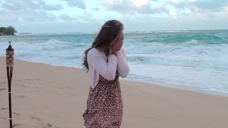 شاهد بالفيديو.. طلب يدها للزواج كمفاجأة على شاطئ بهاواي