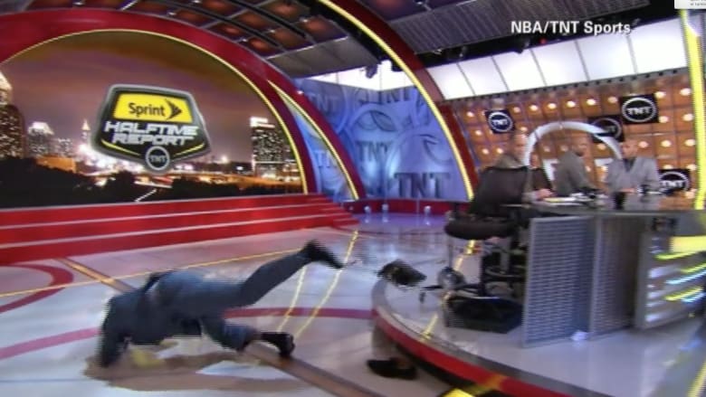 بالفيديو.. لحظة سقوط نجم كرة السلة الأمريكي شاكيل أونيل على الهواء
