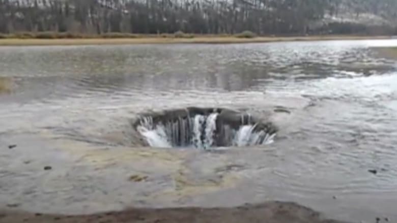 بالفيديو.. بحيرة في ولاية أوريغون الأمريكية تتحول إلى حوض استحمام