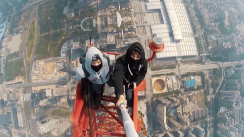 بالفيديو.. تسللا ليلاً إلى قمة أحد أطول الأبراج لالتقاط صورة سيلفي